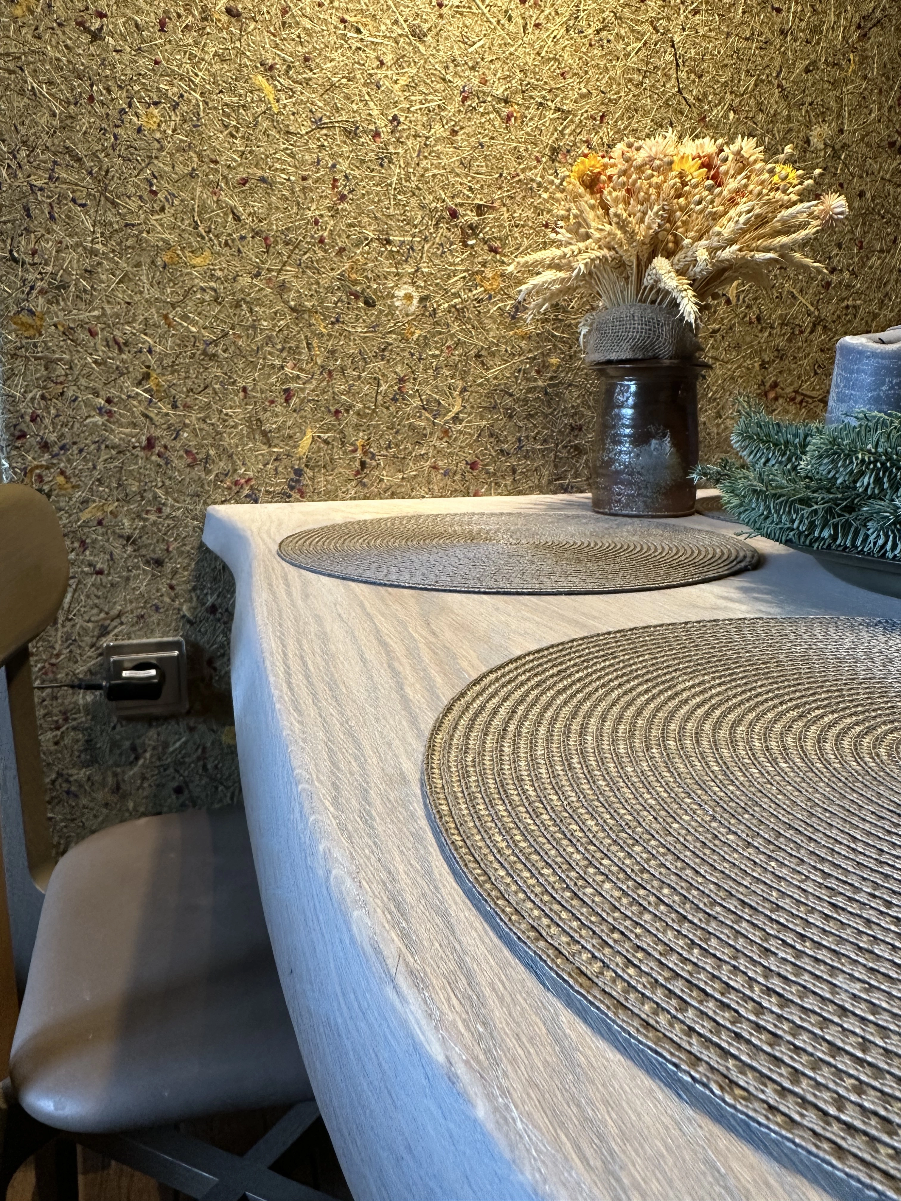 Tisch mit verkleideter Wand