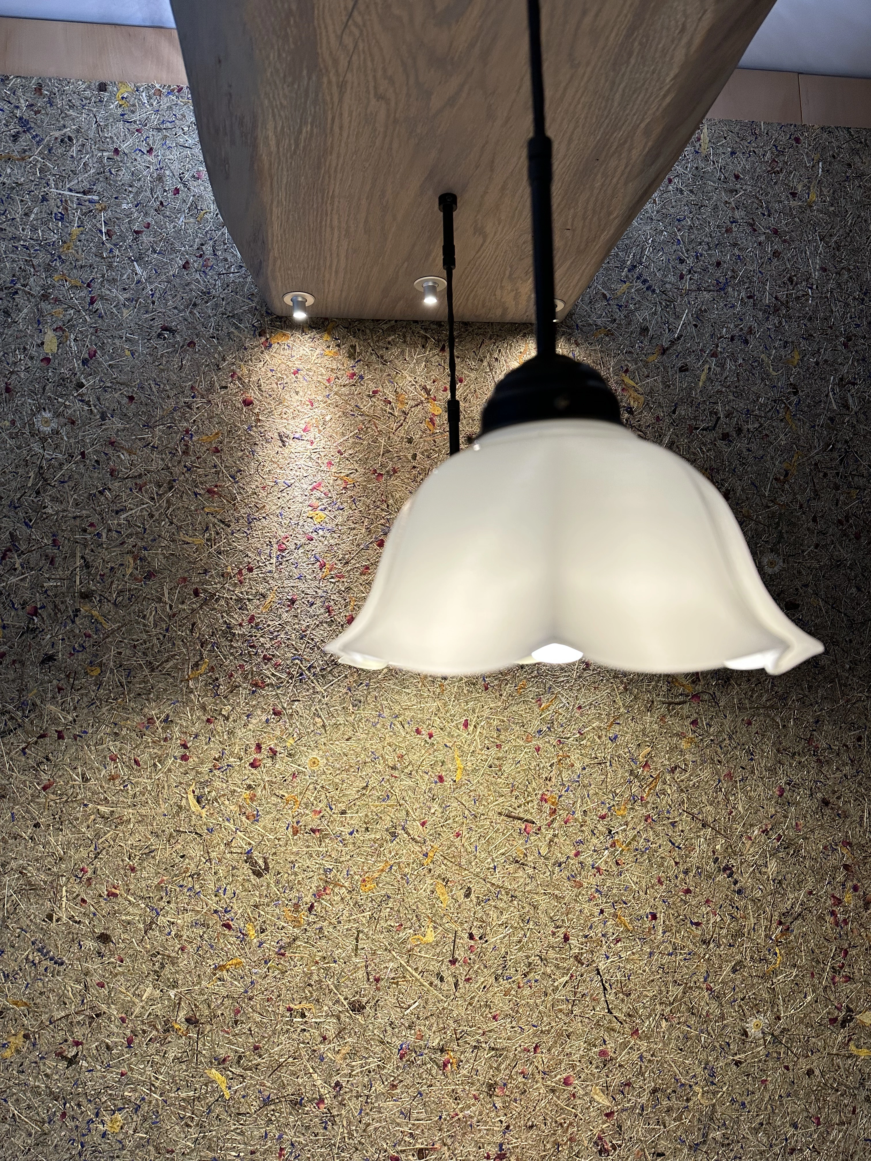 Lampenelement mit verkleideter Wand