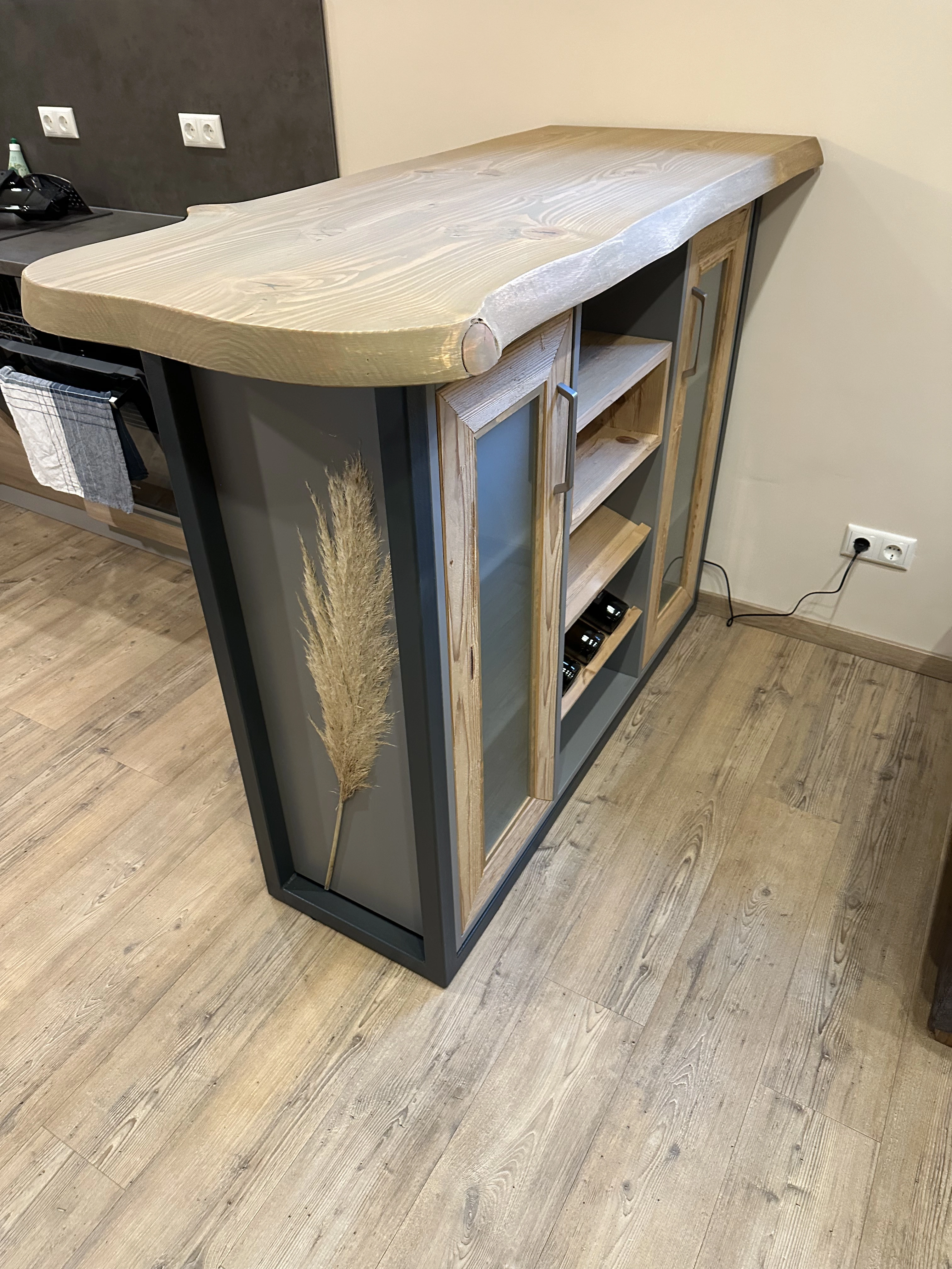 Theke mit integrierter Bar